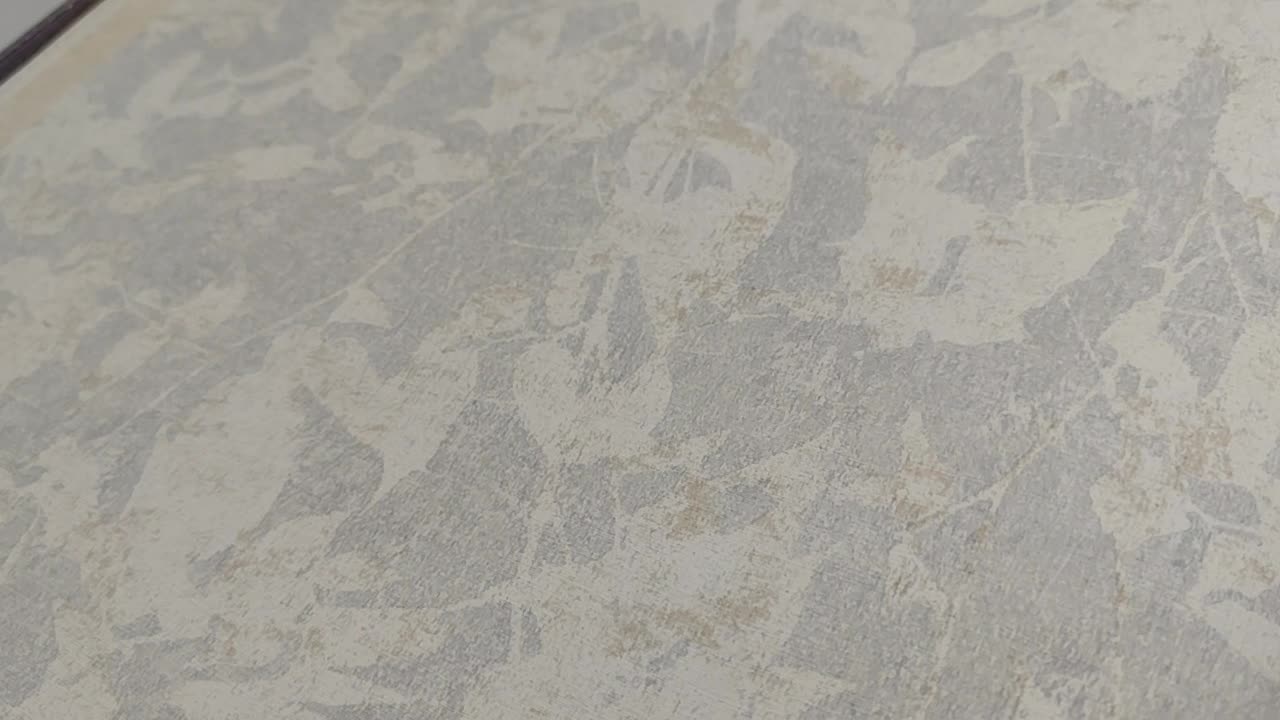 Szürke dekor tapéta levéllenyomat mintával