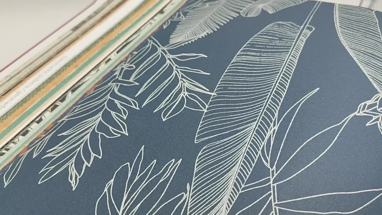 Sötétkék levélmintás minimál tapéta