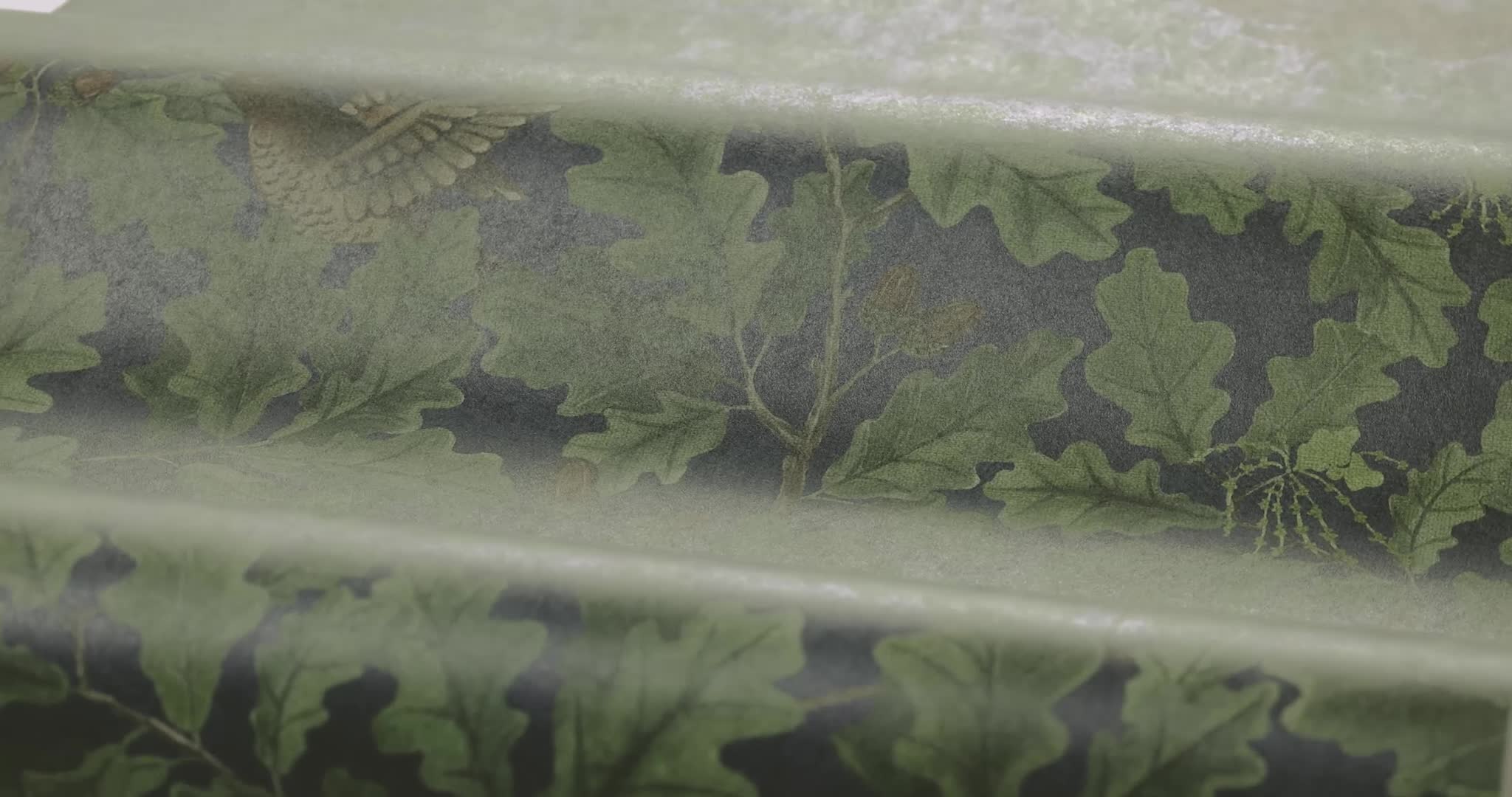 Kék alapon tölgyfa levél madár mintás skandi tapéta