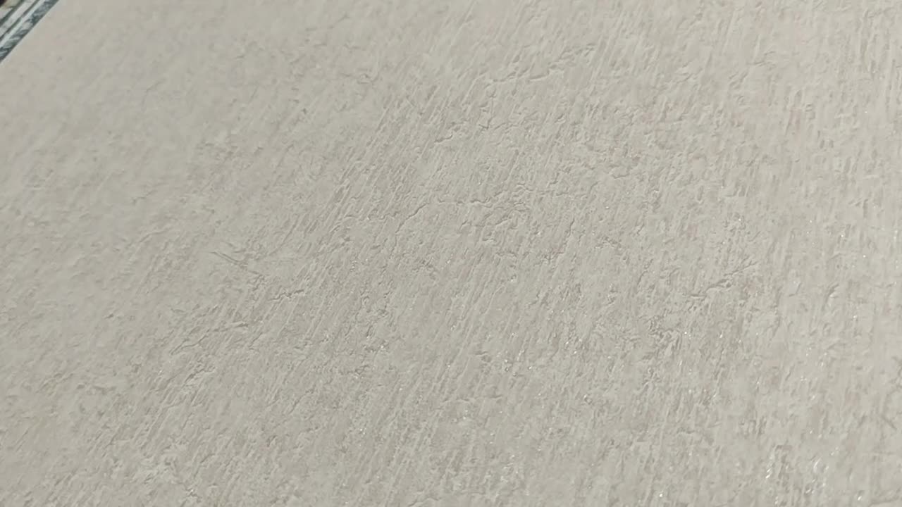 Bézs egyszínű struktúrált enyhén csillámos dekor tapéta