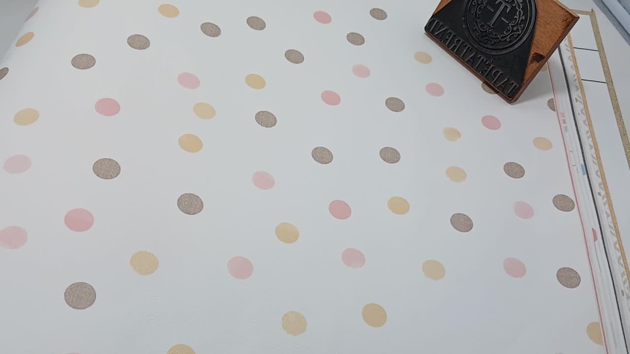 Pöttyös mintás vlies tapéta rózsaszín, drapp pöttyökkel