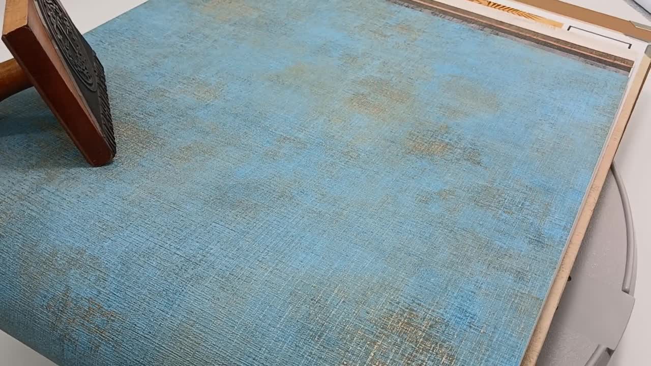 Türkiz alapon arany koptatott hatású mosható design tapéta