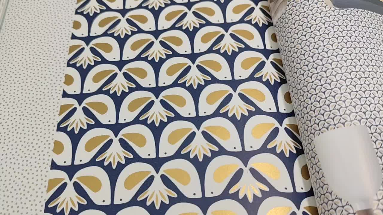 Sötét tónusú virágmintás skandináv stílusú tapéta