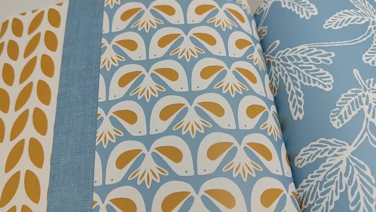 Skandináv stylisú virágmintás tapéta kék alapon arany motívimokkal