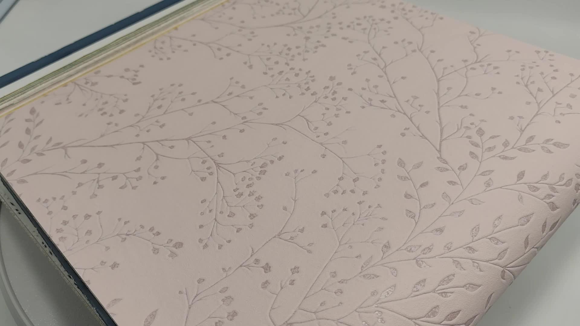 Pasztell rózsaszín design tapéta apró léptékű levél mintával