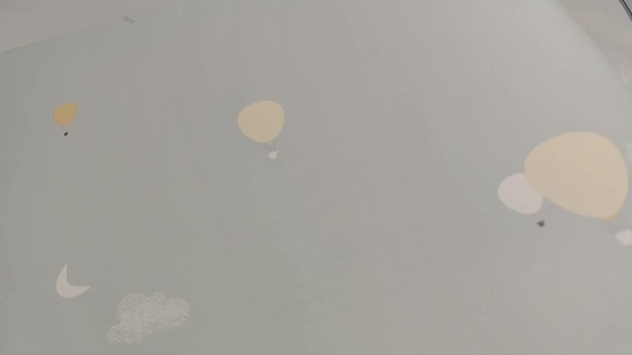 Gyerek tapéta menta színű felhő és hőlégballon mintákkal