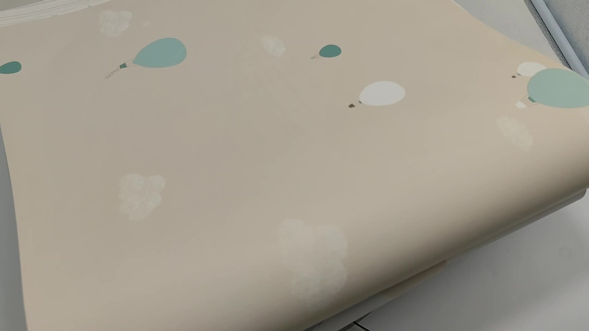 Gyerek tapéta természetes bézs színben felhő és hőlégballon mintákkal