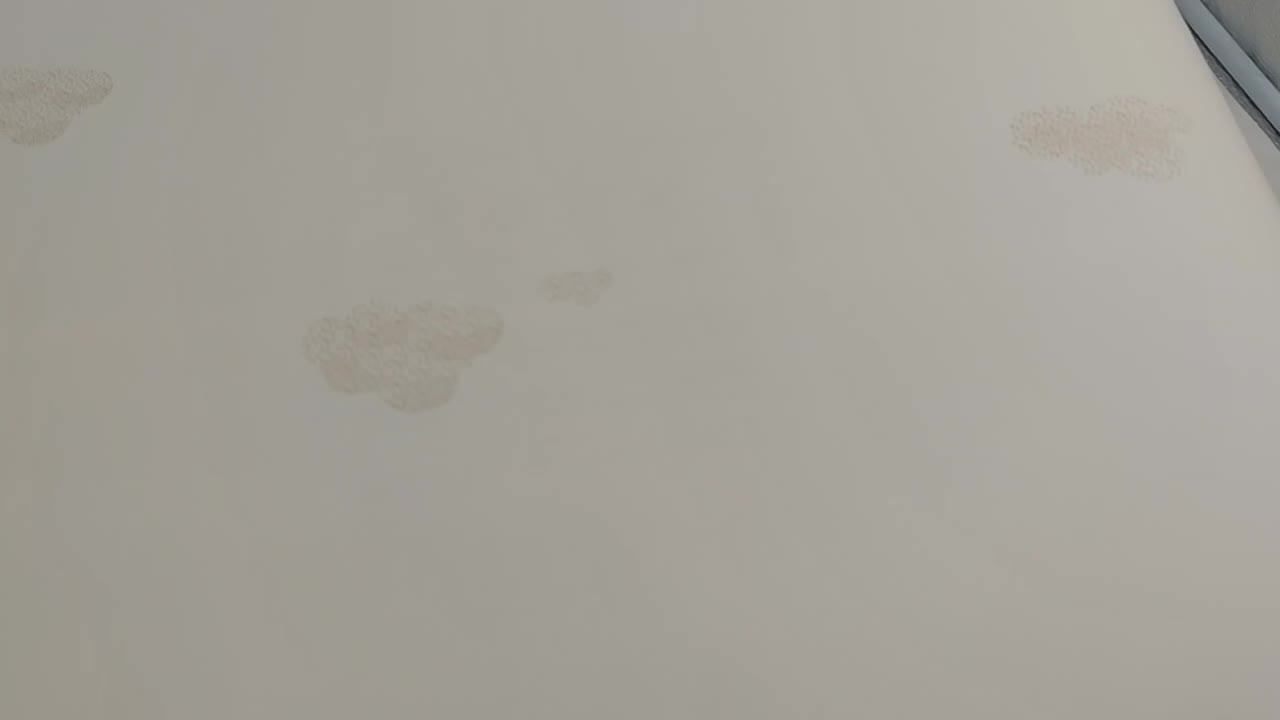 Gyerek tapéta természetes bézs színben felhő mintával