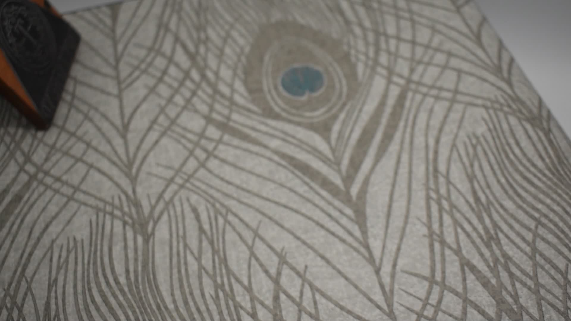 Pávatoll mintás tapéta barna színben