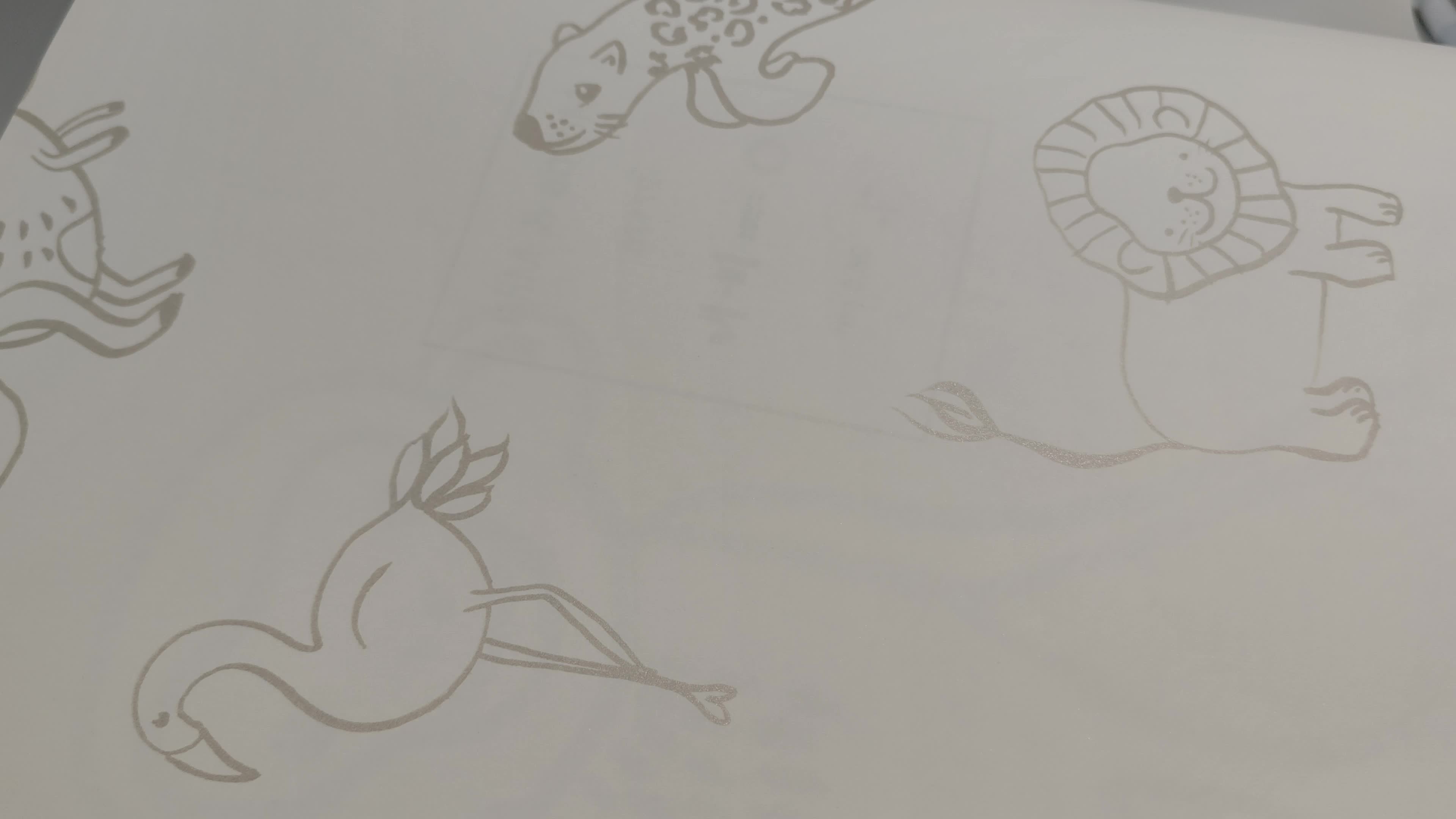 Afrika állat mintás, oroszlán elefánt, zsiráf gyerek tapéta krém arany színben