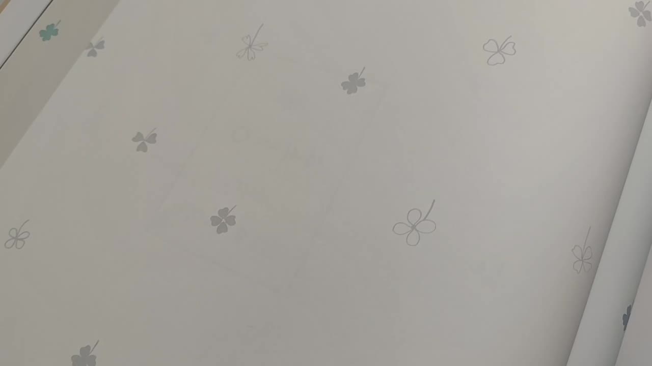 Apró lohere mintás gyerek tapéta törtfehér, ezüst színekkel