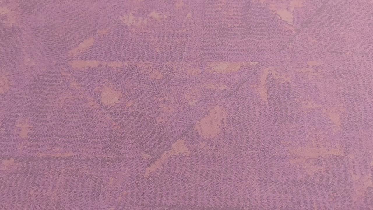 Modern struktúrált felületű tapéta lila színben