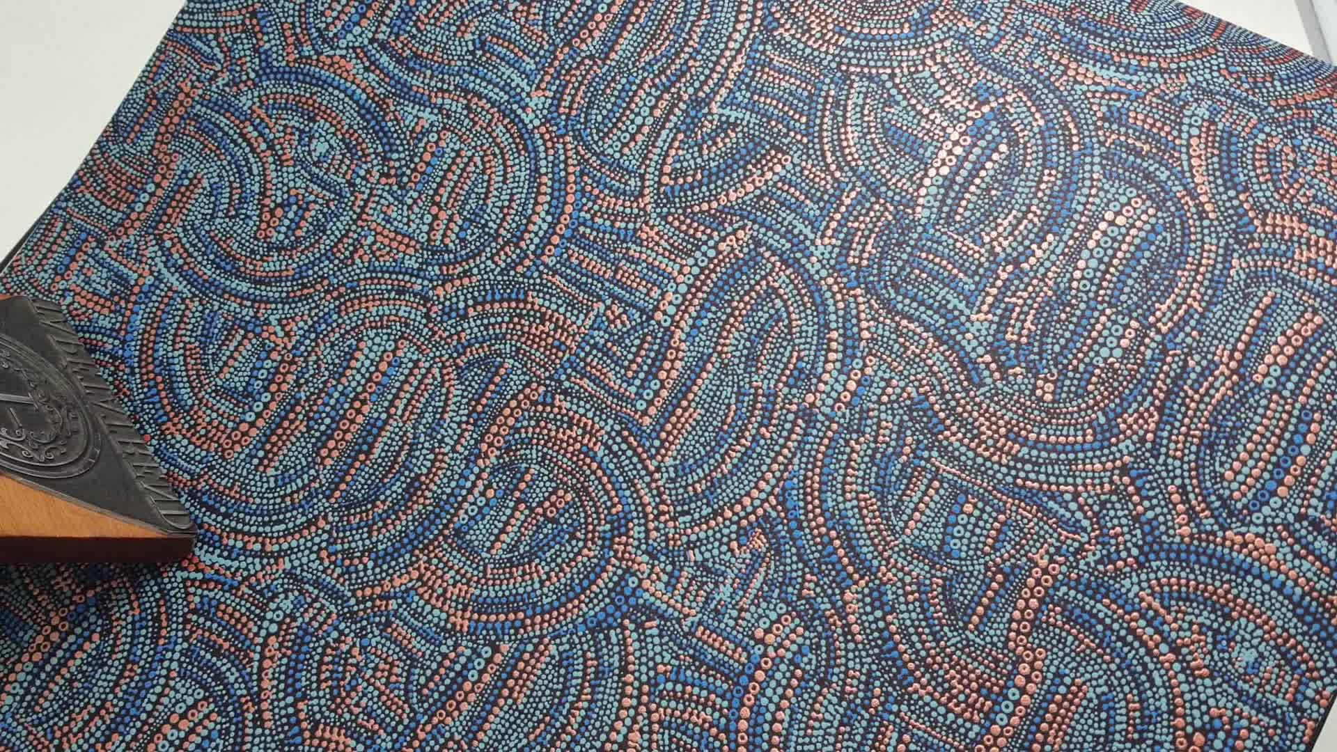 Kék dekor tapéta struktúrált népies hangulatú mintával