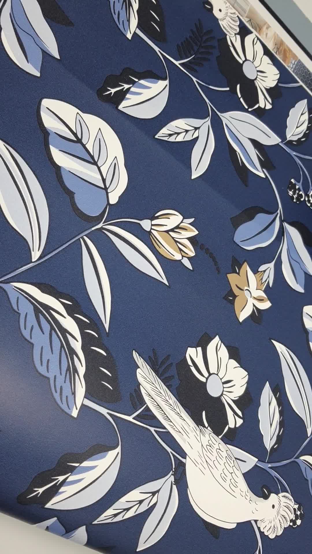 Éjkék színű botanikus mintás tapéta, papagájjal