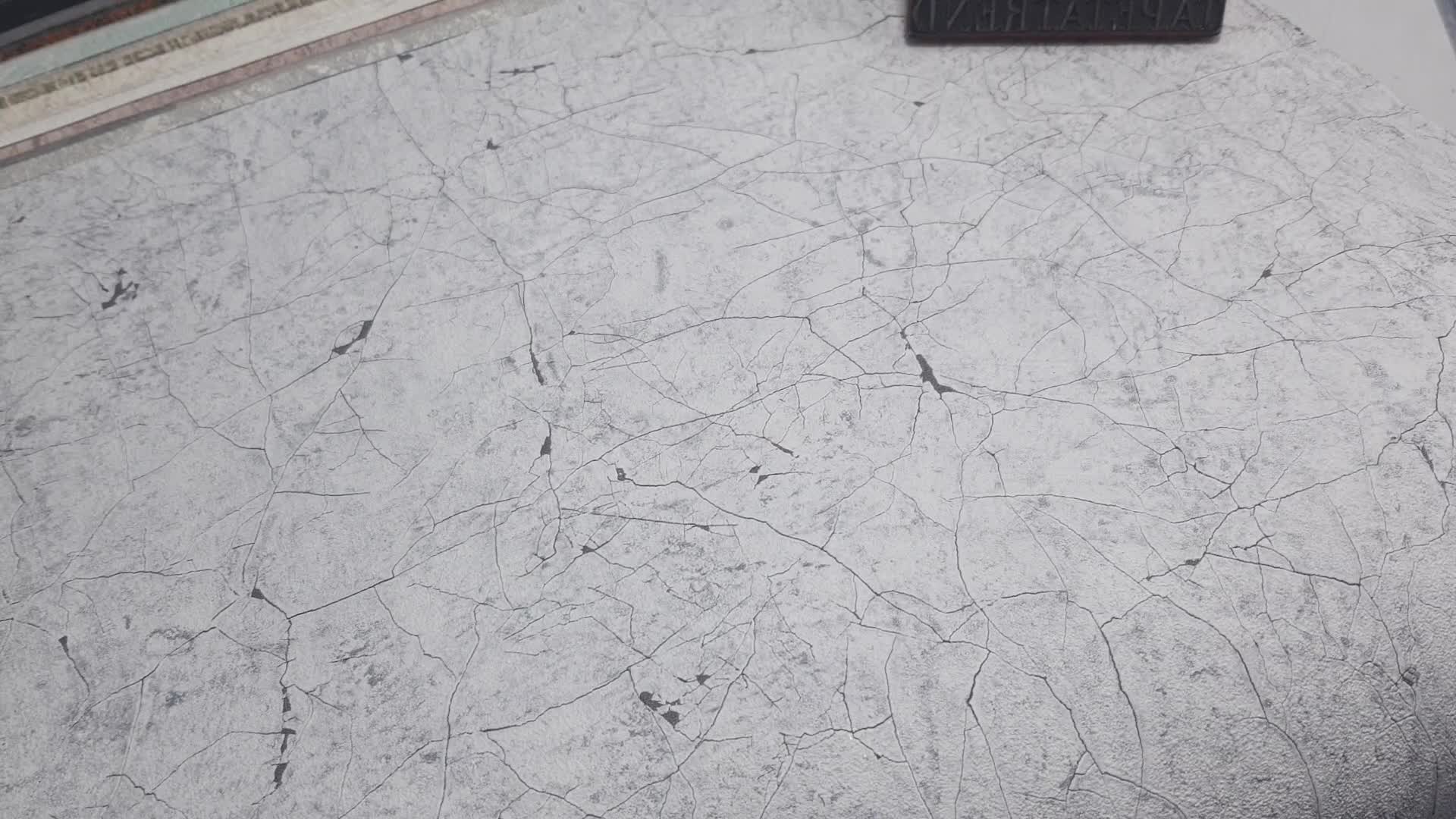 Szürkés fehér színű ezüstös struktúrált mintás tapéta