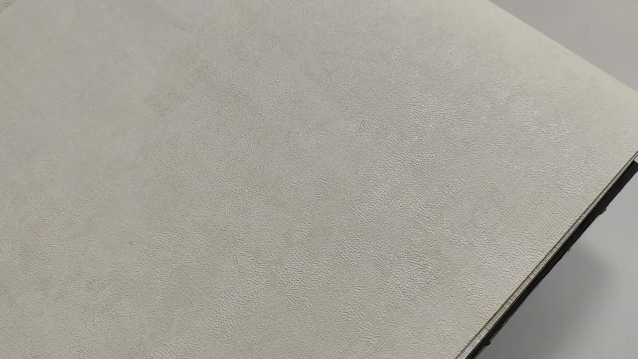 Krémszínű koptatott mintás tapéta