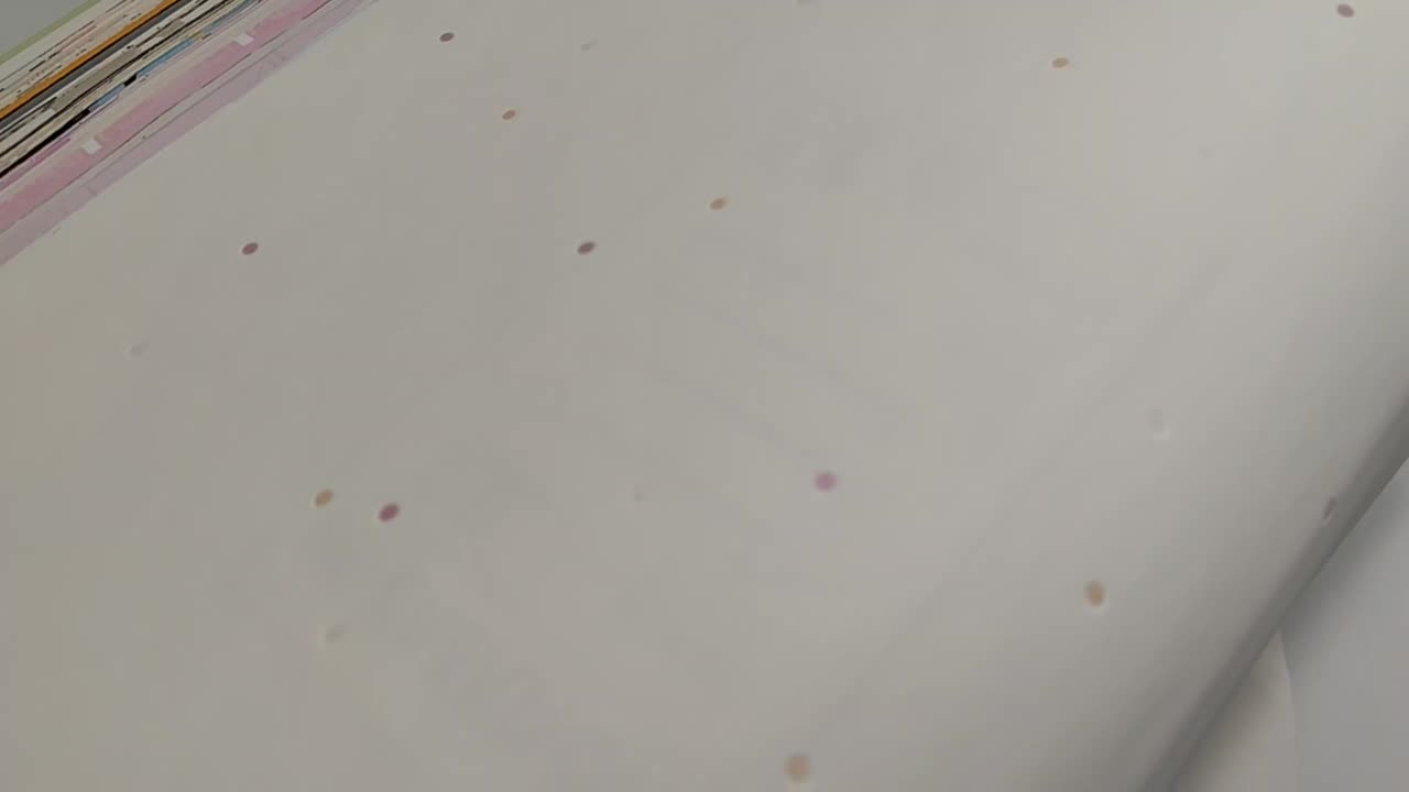 Modern pöttyös mintás gyerek tapéta fehér alapon