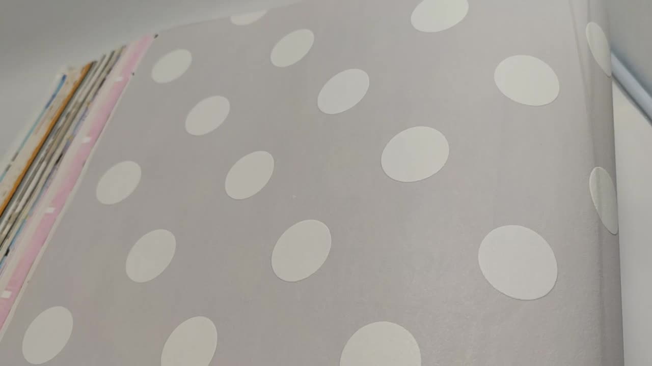 Pöttyös mintás gyerek tapéta szürke alapon fehér pöttyös mintával