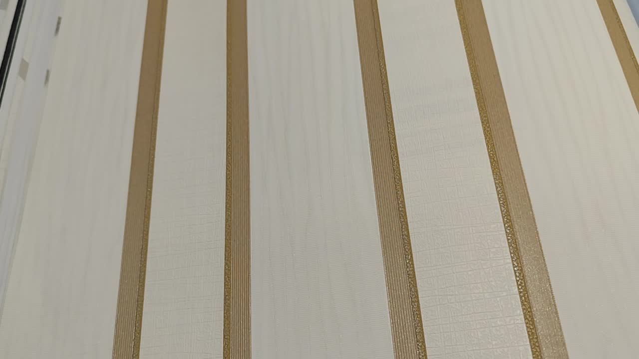 Bézs arany csíkos mintás vlies dekor tapéta