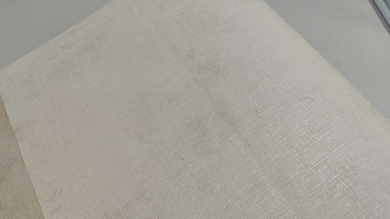 Bézs gyöngyház fényű koptatott hatású vlies design tapéta