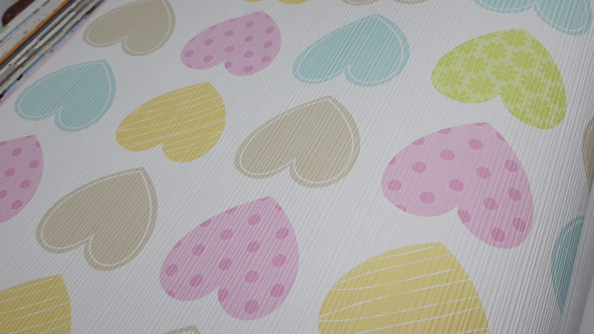 Gyerektapéta sokszínű szivecske mintával