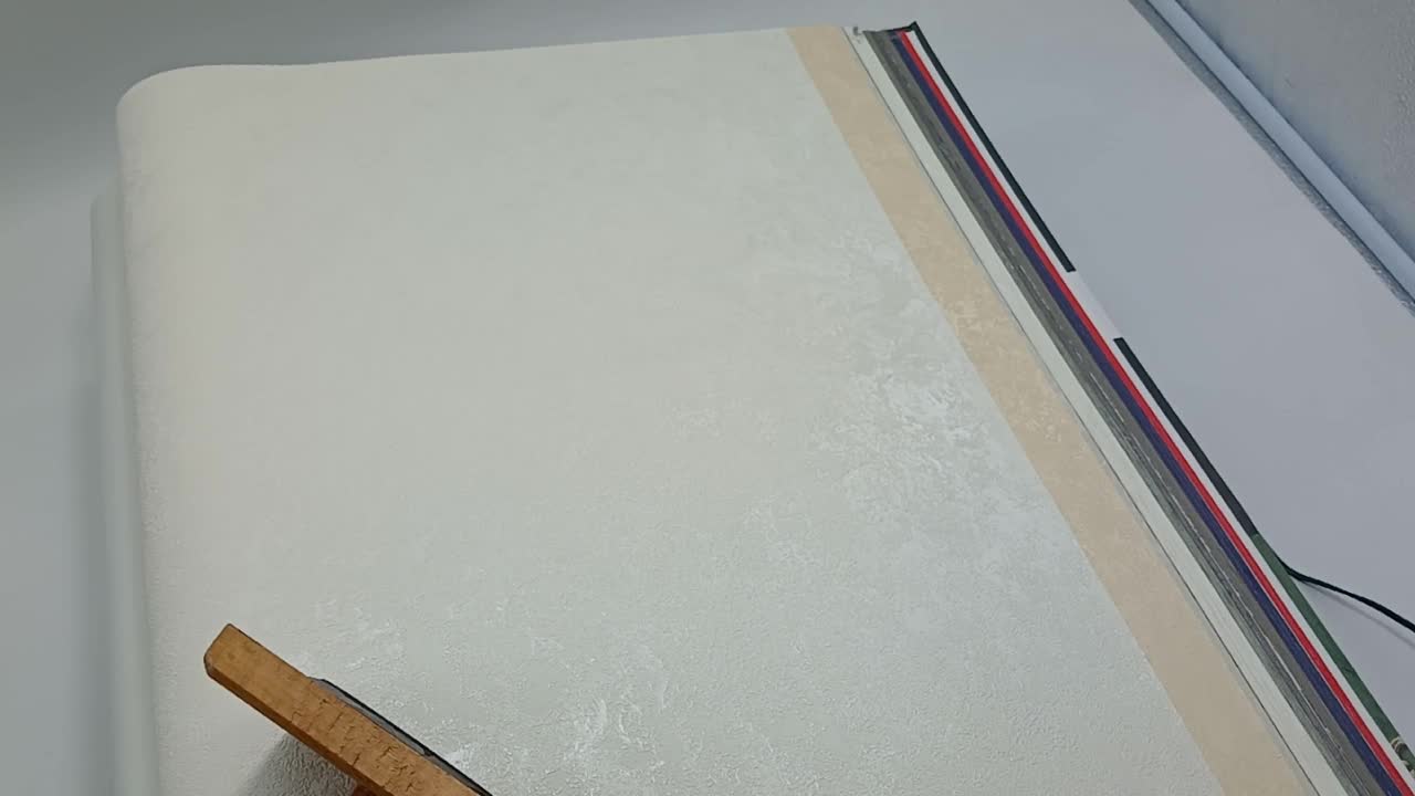 Krémfehér gyöngyház fényű vakolt hatású dekor tapéta