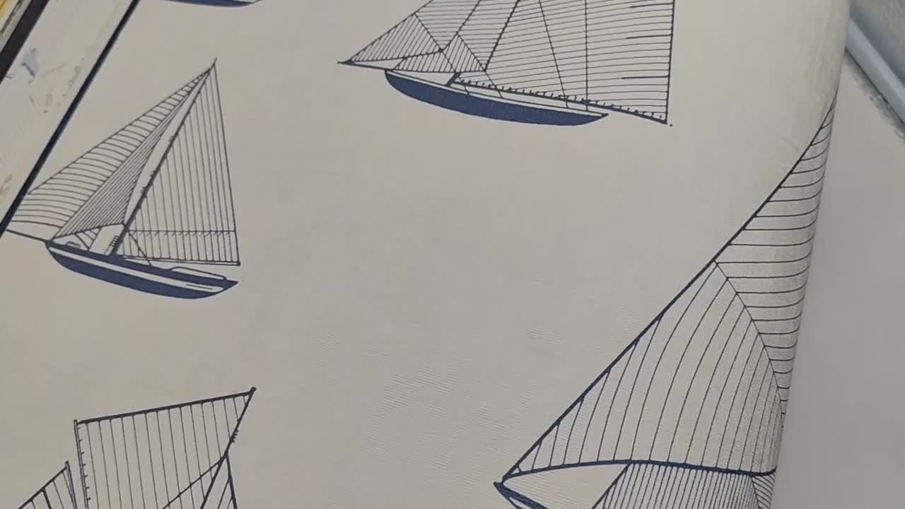 Krémfehér alapon kék vitorlás hajó mintás dsign tapéta