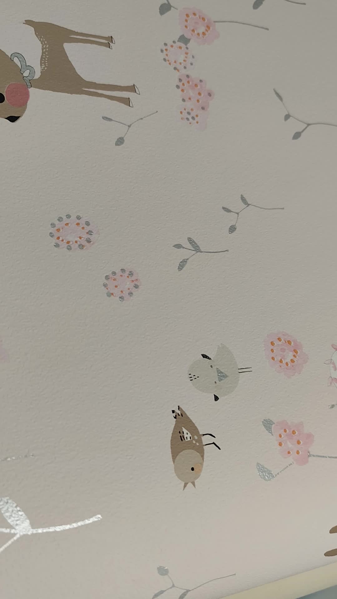 Rózsaszín gyerektapéta kedves erdei állat mintákkal, mókus, nyuszi, őzike