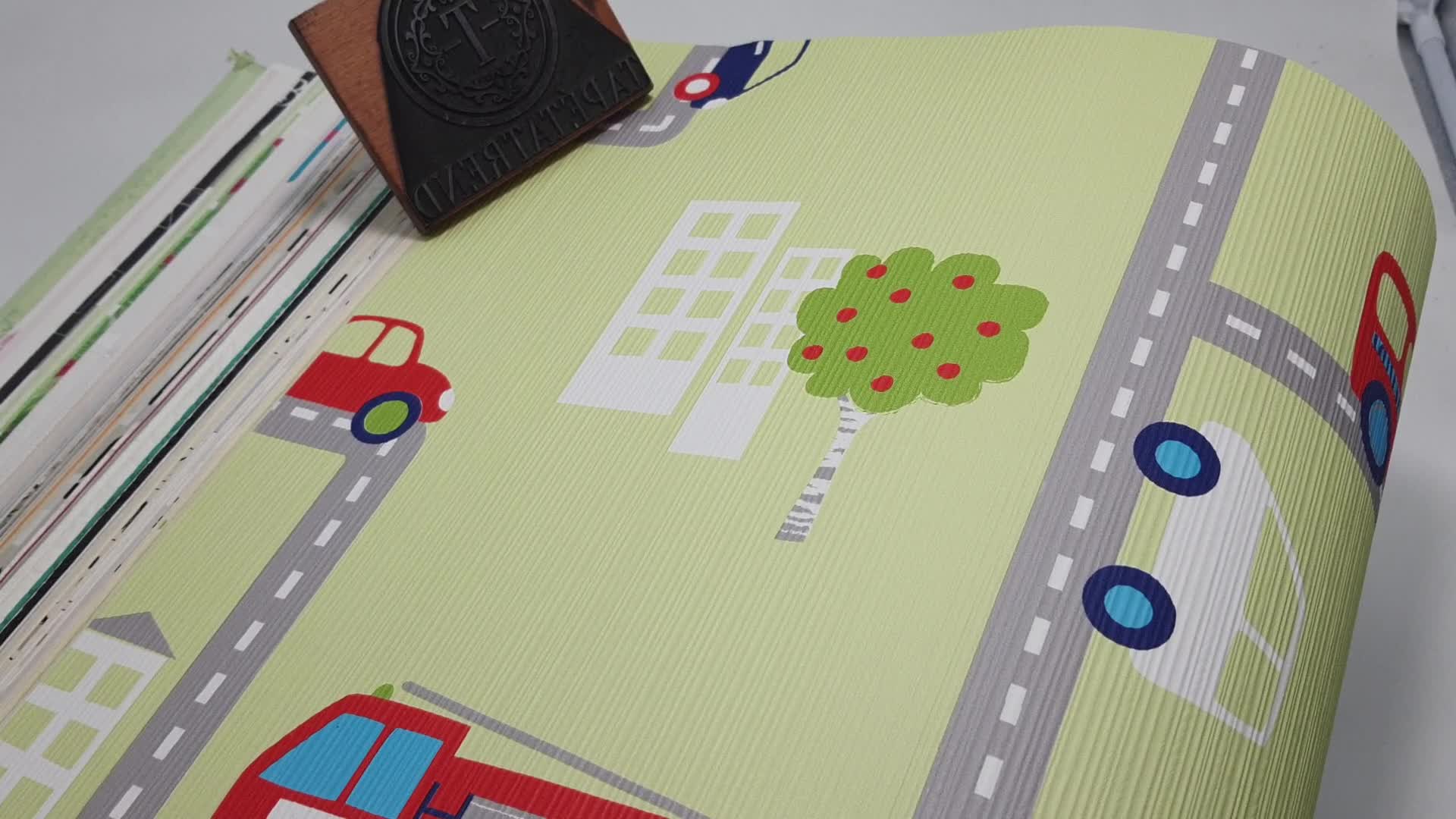 Autós gyerektapéta városban közlekedő autós mintával