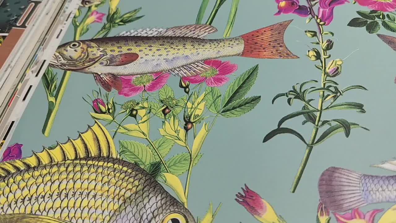 Kék alapon hal mintás tapéta zöld buja növényekkel