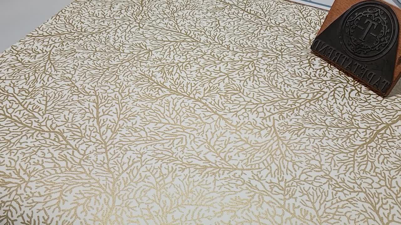 Fehér háttérszínű arany korall mintás tapéta