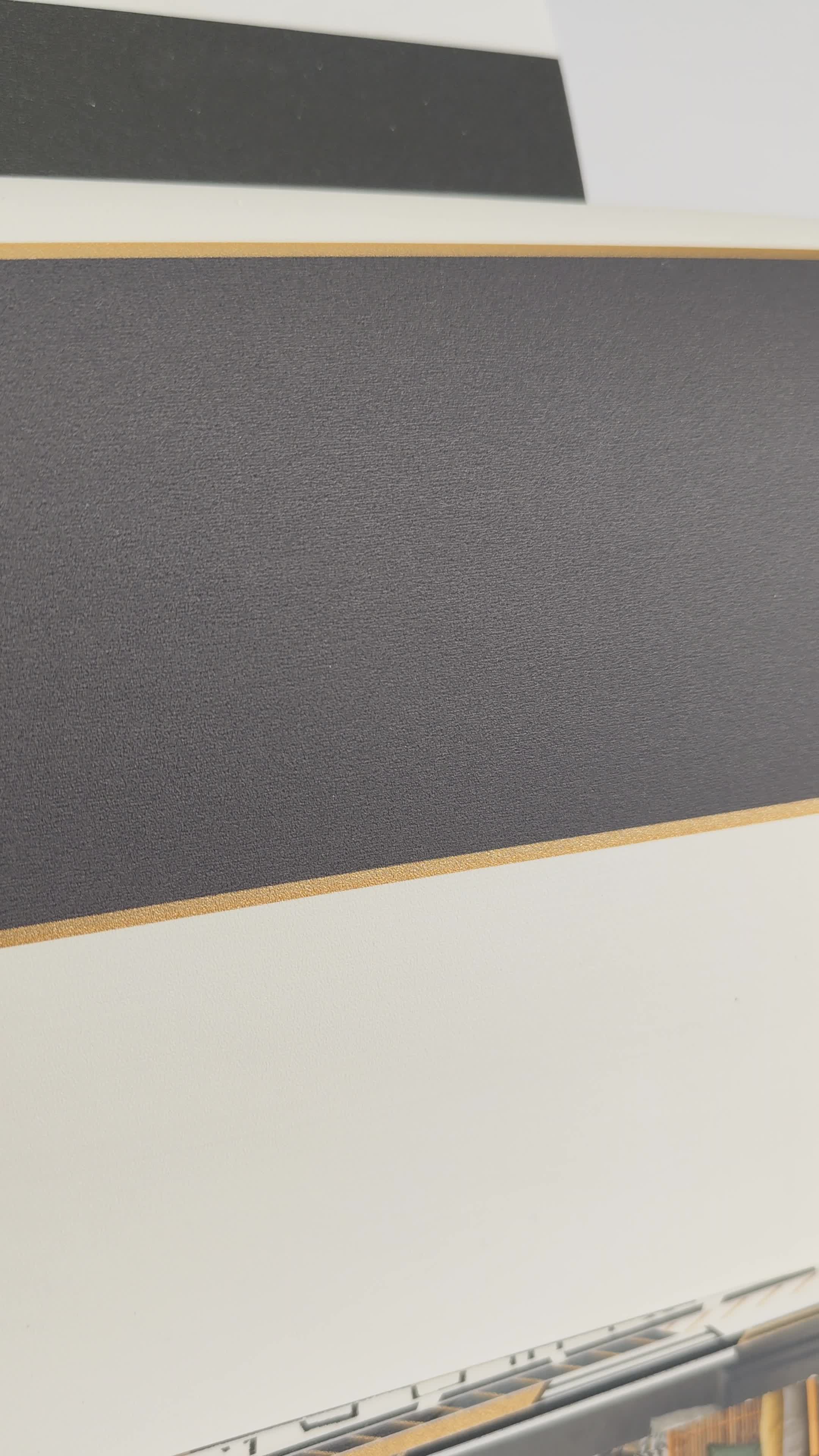 Fekete fehér csíkos mintás vlies tapéta