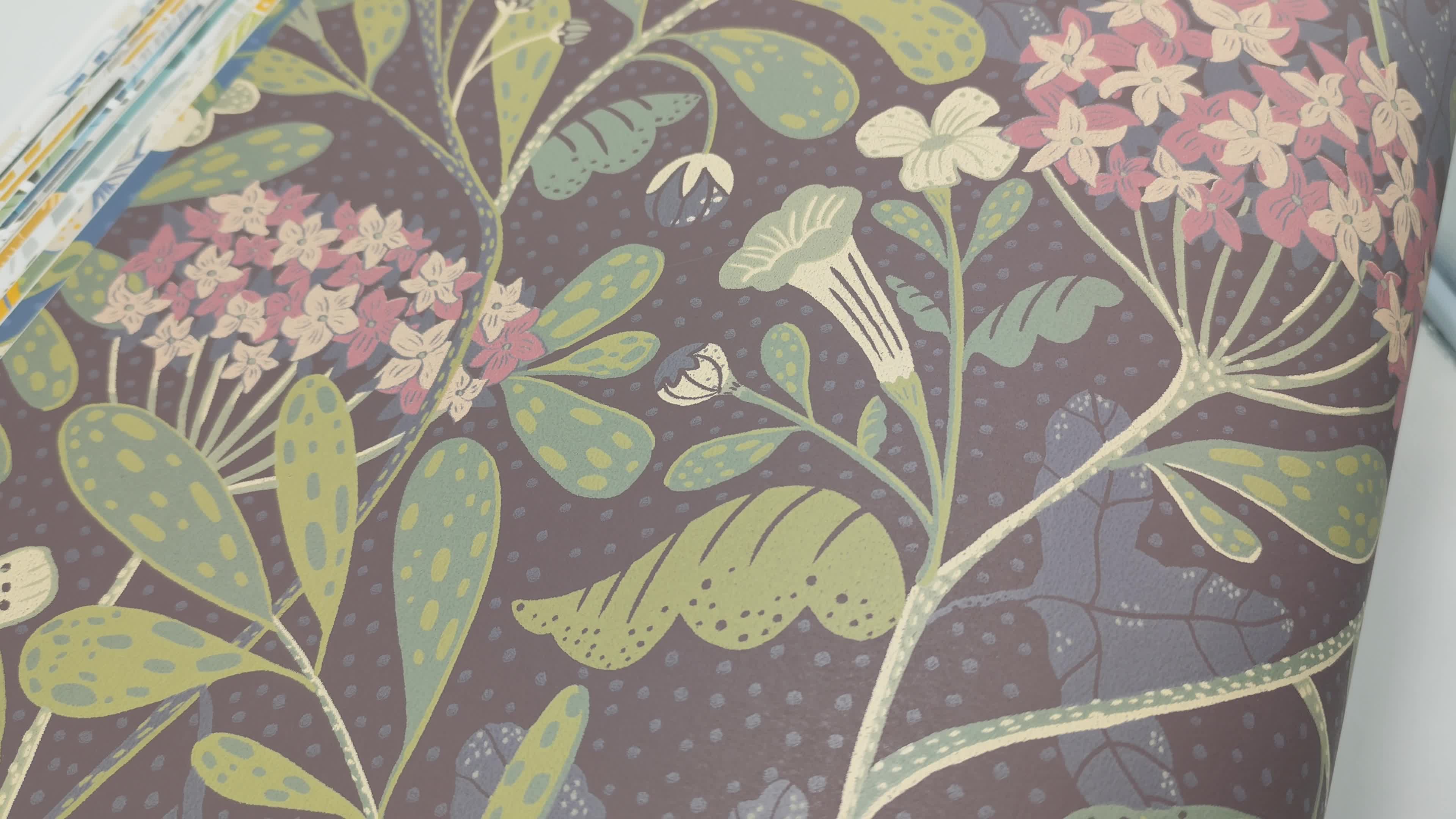 Sötét alapon vintage virágmintás vlies design tapéta