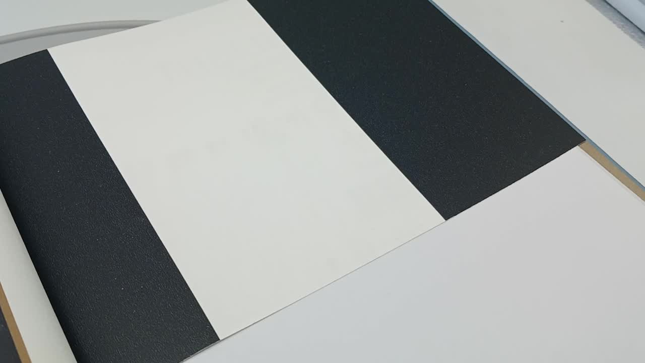 Fekete-fehér csíkos mintás tapéta