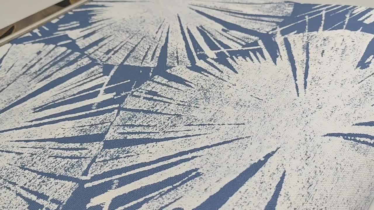 Indigokék dekor tapéta textilhatású alapon geometrikus mintával