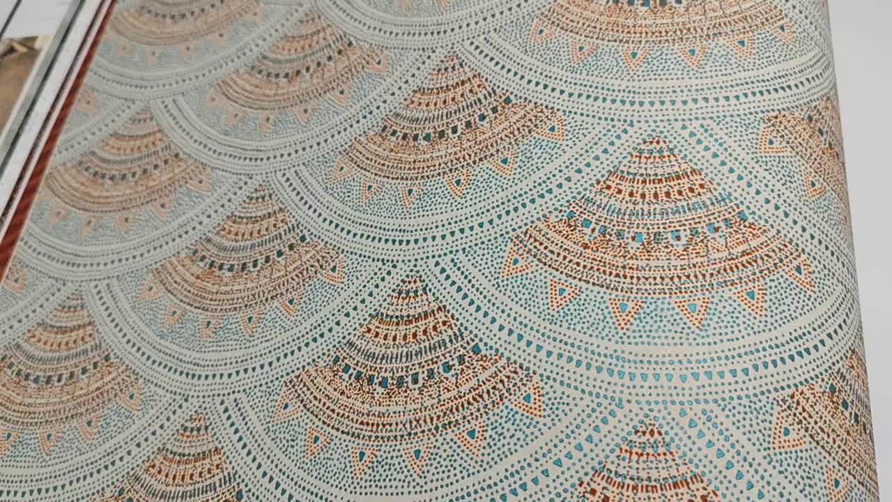 Népies geometriai mintás Khroma design tapéta türkiz kékes színben