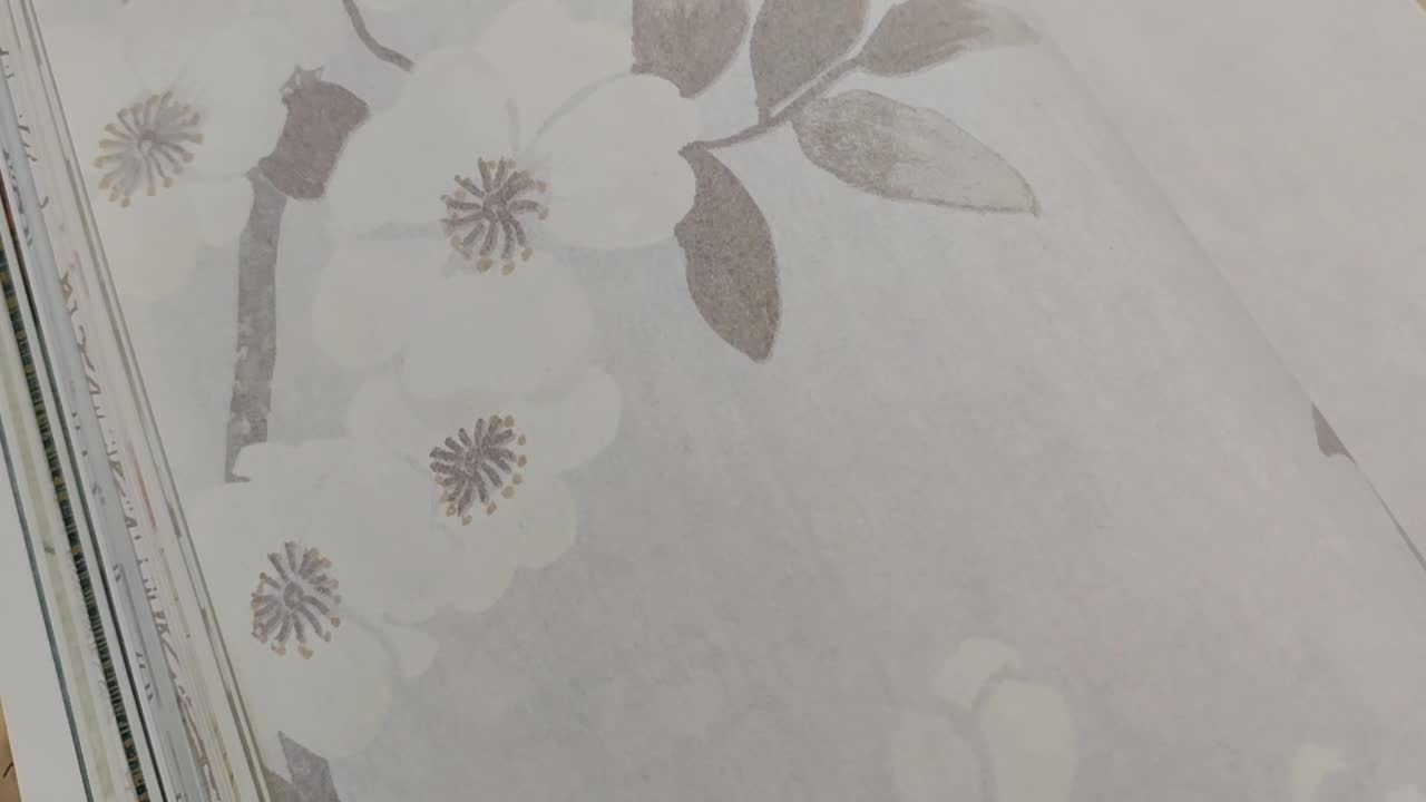 Design fehér, szürke tavaszi virágzás mintás tapéta