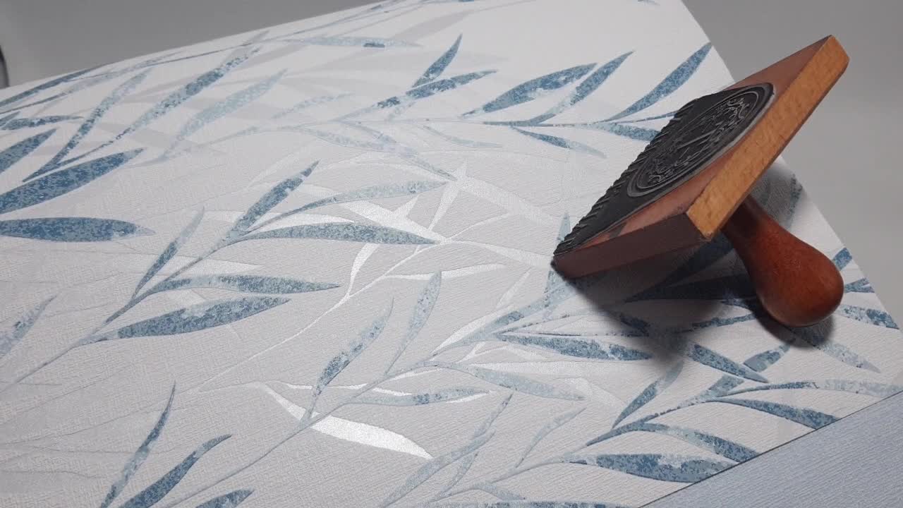 Kék fehér levélmintás vlies tapéta