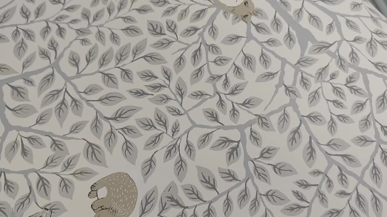 Dekor tapéta angol vintage stílusban apró levél és erdei állat mintával szürke és beige