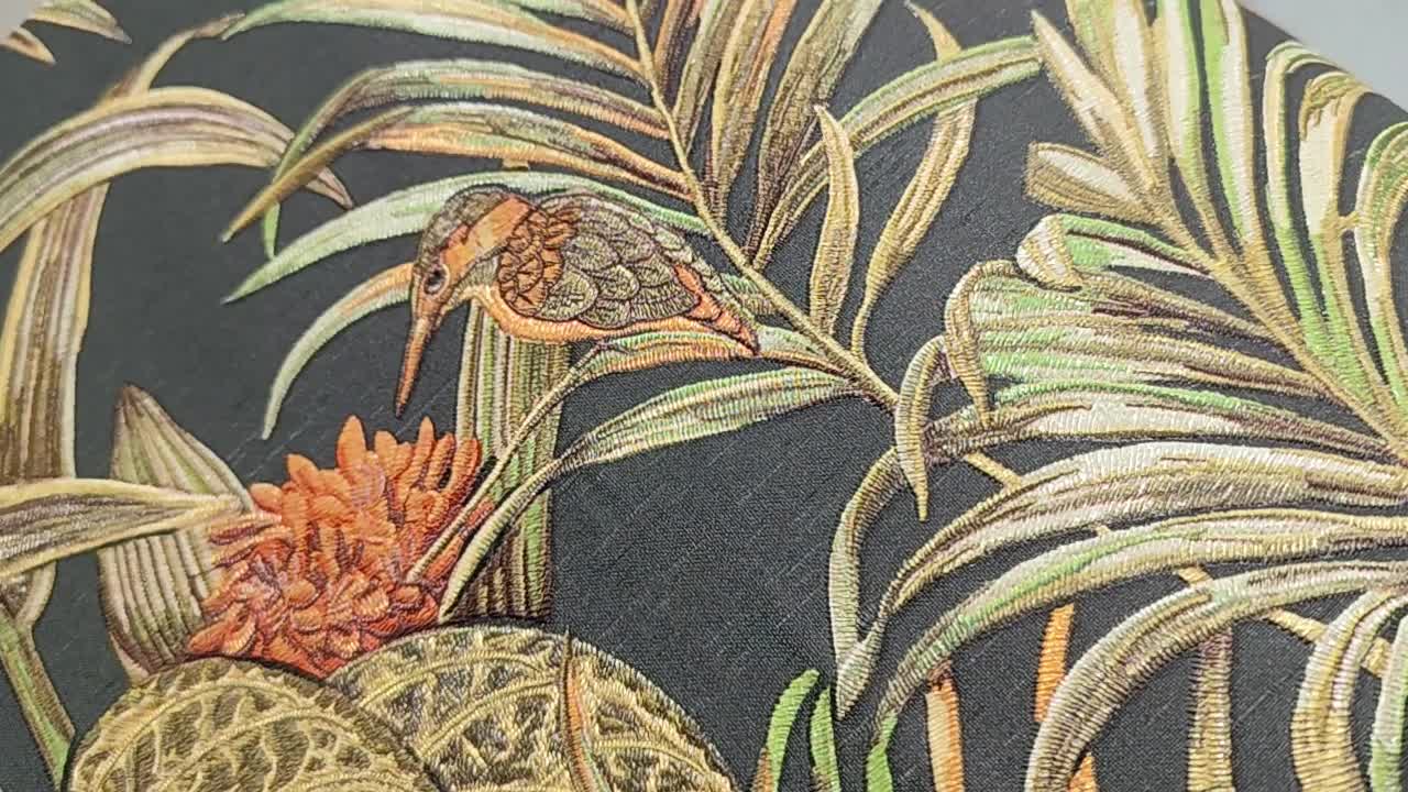 Fekete alapon madár mintás design tapéta textil hatással