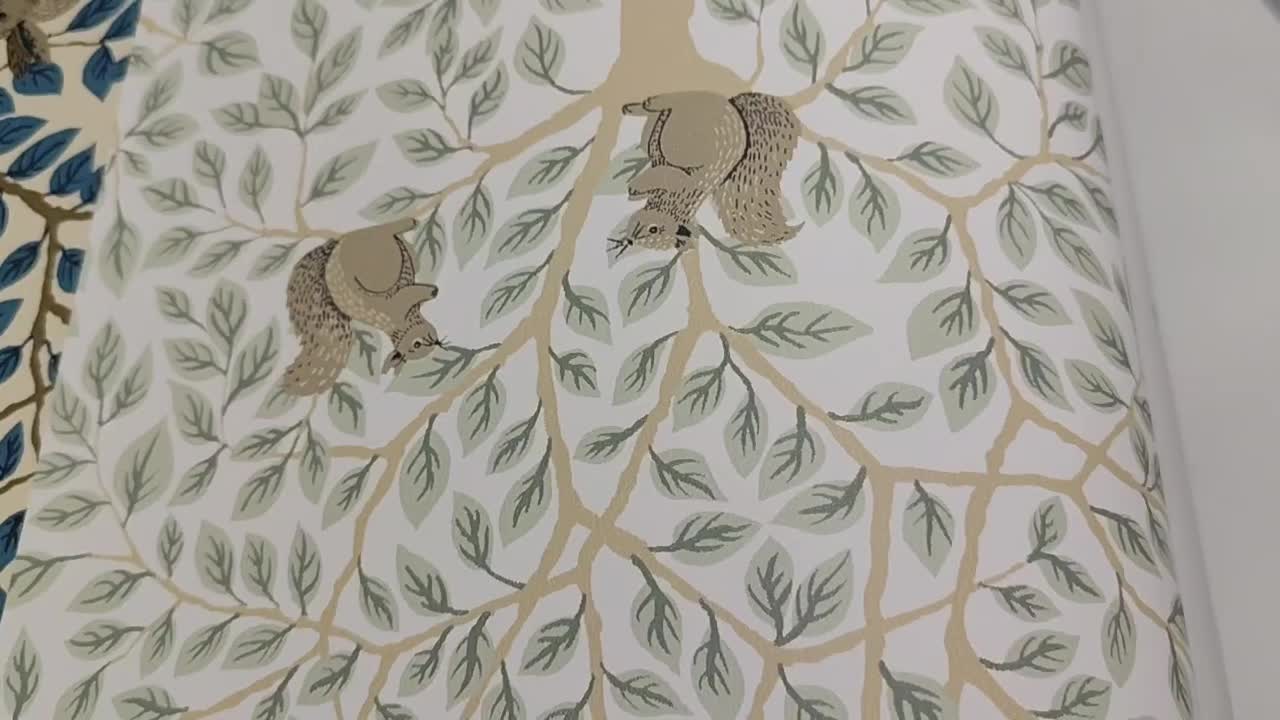 Dekor tapéta angol vintage stílusban apró levél és erdei állat mintával barna és zöld színben