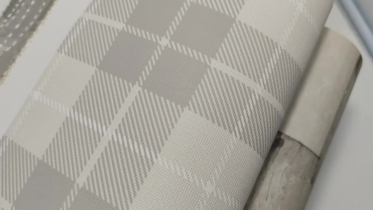 Skótkocka mintás vlies tapéta szürke színben