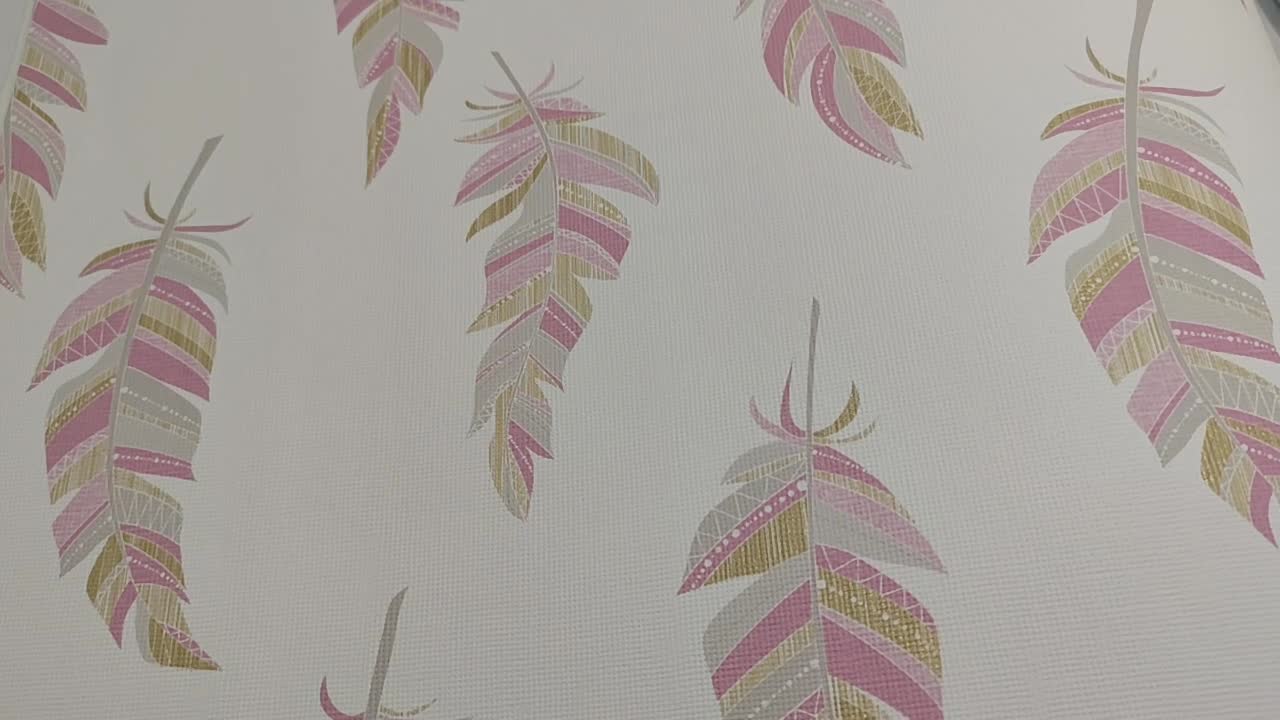 Rózsaszín madártoll mintás vlies tapéta