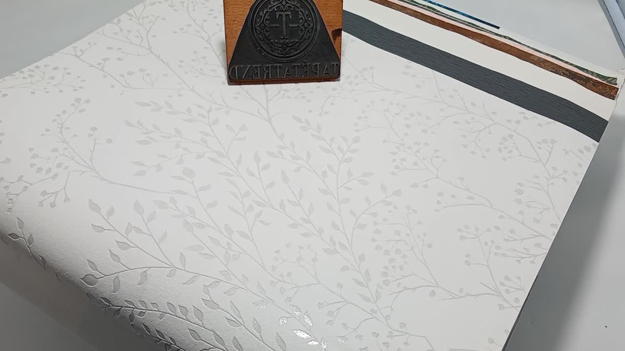 Fehér apró levélmintás design tapéta struktúrált felülettel