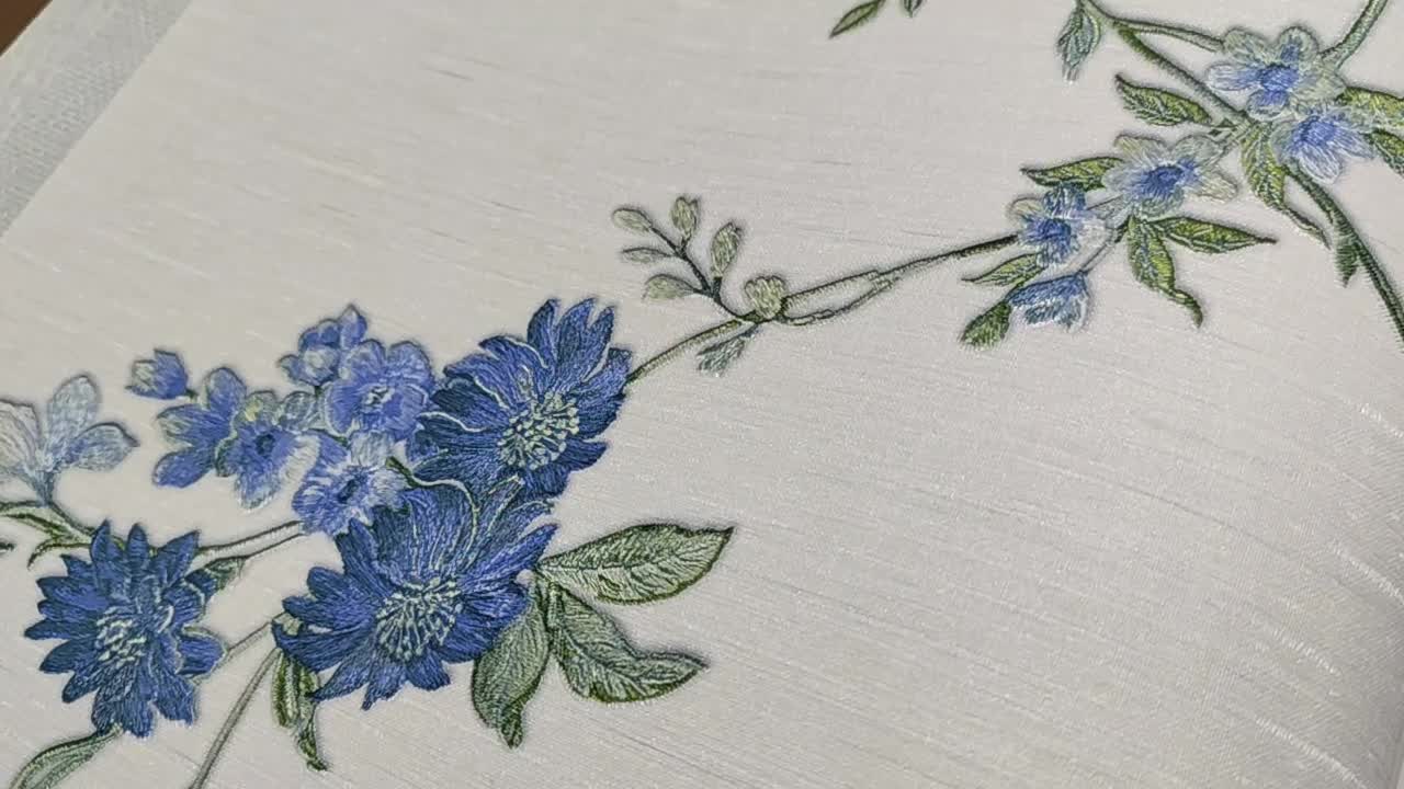 Világoskék színű orientális stílusú szőtt hatású virág mintás tapéta