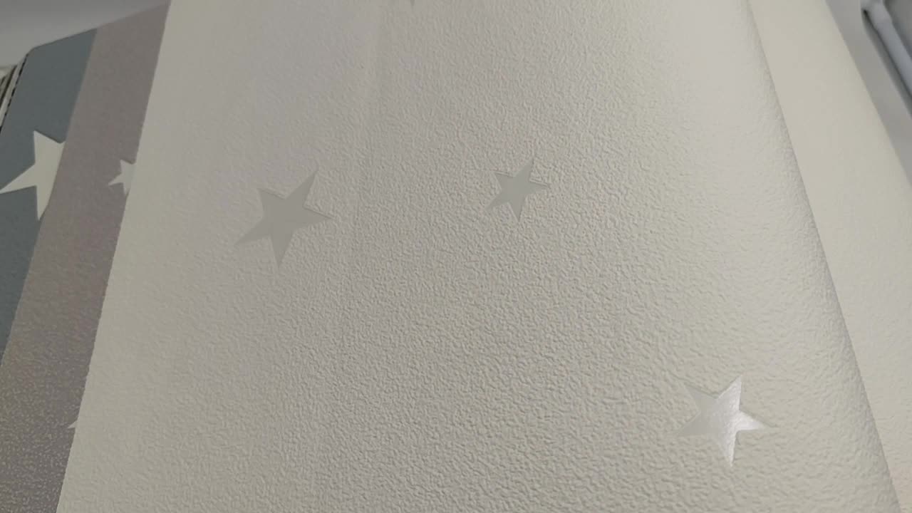 Fehér sötétben foszforeszkáló csillag mintás gyerek tapéta