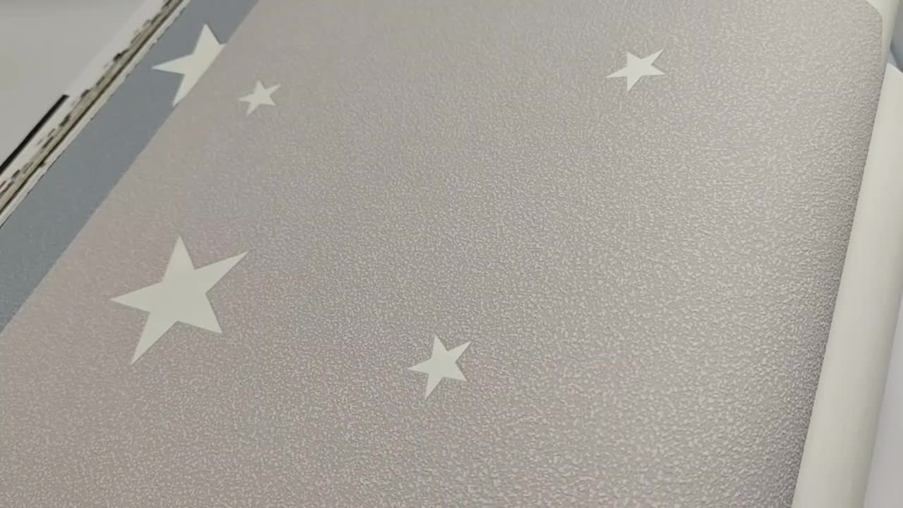 Szürke alapon foszforeszkáló csillag mintás gyerek tapéta