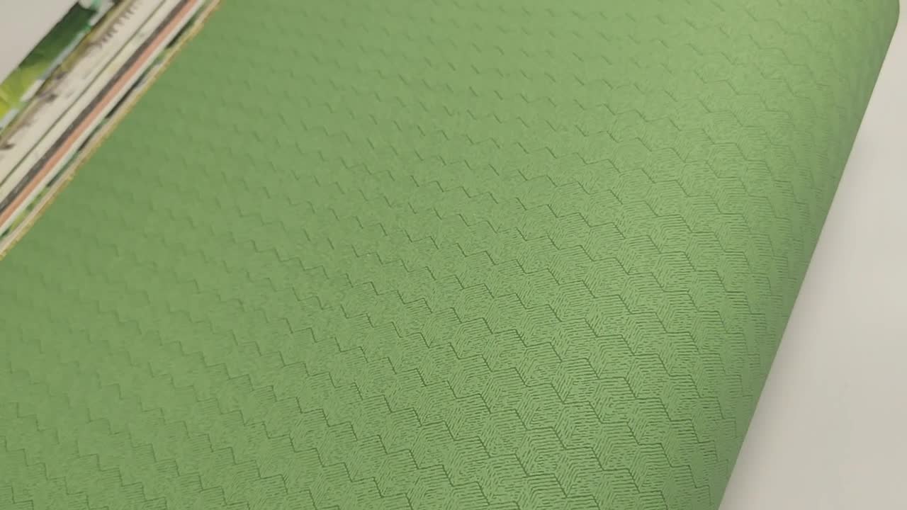 Zöld apró geometrikus mintás vlies tapéta habos felülettel