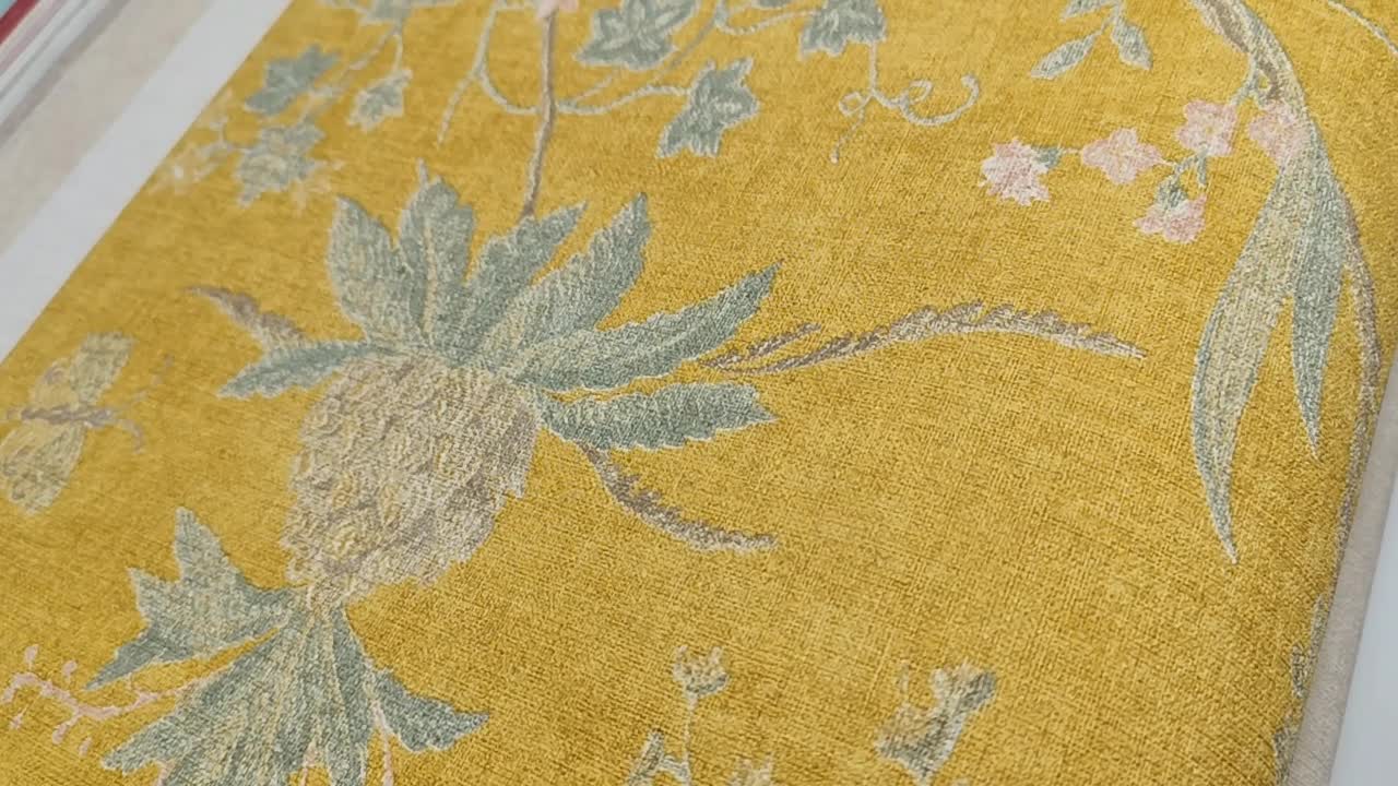 Sárga vlies tapéta trópusi virág mintával