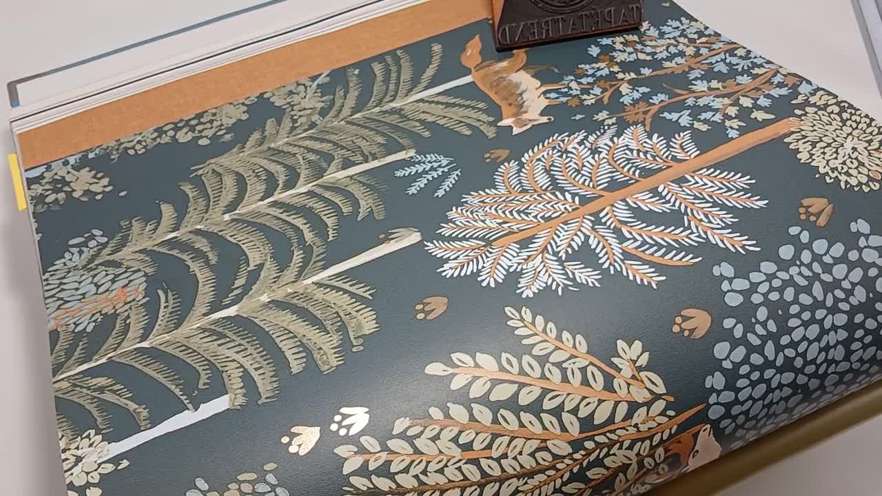 Skandi stílusú design tapéta festett hatású erdő és állat mintákkal